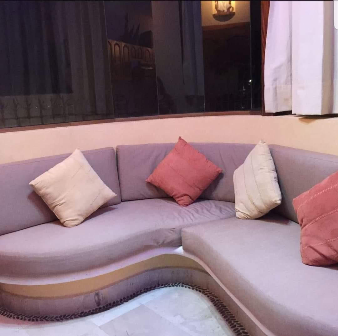 HERMOSA RESIDENCIA ESTILO RÚSTICO-CONTEMPORÁNEO CON LUJOSOS ACABADOS; EXCELENTE PARA DISFRUTARLA CON TU FAMILIA; UBICADA EN EL CENTRO DE ZIHUATANEJO A 5 MINUTOS DE LOS PRINCIPALES CENTROS DE COMERCIO, ZONA BANCARIA Y PLAYAS.
PRIMER PLANTA:
CASA PRINCIPAL CONSTA DE: SALA, COMEDOR, COCINA EQUIPADA, JARDÍN INTERIOR CON VITRALES, 2 BAÑOS, 3 RECÁMARAS TODAS CON AIRE ACONDICIONADO, CLOSETS DE MADERA DE CEDRO.
• RECAMARA PRINCIPAL CON BAÑO, VESTÍBULO Y JACUZZI, CON ACCESO DIRECTO A LA ALBERCA Y SALA DE ESTAR.
• SEGUNDA RECAMARA Y TERCER RECAMARA COMPARTEN BAÑO, TODOS LOS BAÑOS CON CANCELARÍA DE CRISTAL TEMPLADO, ESTUDIO, 1/2 BAÑO DE VISITA, PISOS DE MÁRMOL. GARAJE PARA 2 AUTOS, CISTERNA CON CAPACIDAD DE 25,000 LTS.
• ALBERCA CON BAÑO, VESTIDOR Y CUARTO DE BOMBAS DE FILTRADO,
• CUARTO DE SERVICIO CON ESPACIO PARA LAVADORA Y SECADORA
• CISTERNA CON CAPACIDAD DE 10,000 LTS.
• CÁMARAS DE CIRCUITO CERRADO PARA VÍDEO VIGILANCIA, PERÍMETRO PROTEGIDO, BARDEADO, ENREJADO Y CIRCULADO CON CONCERTINA TIPO BISTURÍ
• PORTÓN DE ACCESO Y PUERTA DE PLACA DE ACERO TIPO BLINDAJE CON APERTURA DE PORTÓN AUTOMATIZADO Y PUERTA CON VIDEO PORTERO Y APERTURA AUTOMÁTICA.
• LOCAL COMERCIAL CON ACCESO DE LA CALLE, EQUIPADO PARA OFICINA CON DIVISIONES DE CRISTAL TEMPLADO E ILUMINACIÓN EN LEDS, AIRE ACONDICIONADO TIPO MINI SPLIT, BAÑO Y ACCESO DE PUERTA DE CRISTAL TEMPLADO AUTOMATIZADO,PISOS DE MÁRMOL CON PARED DE MADERA DE PAROTA.
• SEGUNDA PLANTA: UN DEPARTAMENTO TIPO BUNGALOW, TOTALMENTE CON ENTRADA INDEPENDIENTE CON ACABADOS EN MÁRMOL Y MADERAS PRECIOSAS E ILUMINACIÓN DE LEDS. 2 RECAMARAS CON AIRE ACONDICIONADO TIPO MINI SPLIT Y PANTALLAS LCD CON CABLE; UNA CON CAMA KING SIZE Y LA OTRA CON 2 CAMAS INDIVIDUALES, TODAS CON CLOSETS DE MADERA DE CEDRO. COCINA CON BARRA. SALA DE ESTAR CON SISTEMA DE SONIDO, LUCES LED´S DE AMBIENTACIÓN. JARDÍN CON ESPACIOSA CABAÑA CONSTRUIDA CON MADERAS PRECIOSAS CON ESPACIO PARA 4 HAMACAS.
●CONSTA DE 319.08 MTS 2. DE TERRENO
●CONSTA DE 301.84 MTS 2 DE CONSTRUCCIÓN.
● INCLUYE MOBILIARIO EXCEPTO EL ARTE.
____________________
BEAUTIFUL CONTEMPORARY-RUSTIC STYLE RESIDENCE WITH LUXURY FINISHES; EXCELLENT TO ENJOY WITH YOUR FAMILY; LOCATED IN TOWN OF ZIHUATANEJO, GUERRERO MÉXICO, 5 MINUTES FROM THE MAIN CENTERS OF COMMERCE, BANK AREA AND BEACHES.
FIRST FLOOR:
MAIN HOUSE CONSISTS: LIVING ROOM, DINING ROOM, EQUIPPED KITCHEN, INTERIOR GARDEN WITH VITRALS, 2 BATHROOMS, 3 BEDROOMS ALL WITH AIR CONDITIONING, CEDRO WOOD CLOSETS.
MAIN BEDROOM WITH BATH, DRESSING ROOM AND JACUZZI, WITH DIRECT ACCESS TO THE POOL AND LIVING ROOM.
SECOND BEDROOM AND THIRD BEDROOM SHARE BATHROOM, ALL BATHROOMS WITH TEMPERED GLASS CANCELLATION, STUDY, 1/2 VISIT BATH, MARBLE FLOORS. GARAGE FOR 2 CARS, 1 TANK WITH CAPACITY OF 25,000 LTS
POOL WITH BATHROOM, DRESSING ROOM AND FILTER PUMPS
SERVICE ROOM WITH SPACE FOR WASHING AND DRYER AND TANK WITH CAPACITY OF 10,000 LTS.
CLOSED CIRCUIT CAMERAS FOR VIDEO SURVEILLANCE, PROTECTED PERIMETER, BARRIED AND CRIEDED CIRCULATE WITH SCALPEL TYPE CONCERTINE, ACCESS GATE AND STEEL PLATE DOOR ARMOR TYPE WITH AUTOMATIC AUTOMATED AND DOOR OPENED DOOR OPENING.
COMMERCIAL PREMISES WITH STREET ACCESS, EQUIPPED FOR OFFICE WITH TEMPERED GLASS DIVISIONS AND LIGHTING IN LEDS, MINI SPLIT TYPE AIR CONDITIONING, BATHROOM AND AUTOMATED TEMPERED GLASS DOOR ACCESS, MARBLE FLOORS WITH WOOD WALL.
SECOND FLOOR:
A BUNGALOW TYPE DEPARTMENT, FULLY WITH INDEPENDENT ENTRANCE WITH FINISHES IN MARBLE AND PRECIOUS WOODS AND LED LIGHTING.
2 BEDROOMS WITH AIR CONDITIONING TYPE MINI SPLIT AND LCD SCREENS WITH CABLE; ONE WITH KING SIZE BED AND THE OTHER WITH 2 INDIVIDUAL BEDS, ALL WITH CLOSETS OF WOOD OF CEDAR.
KITCHEN WITH BAR. LIVING ROOM WITH SOUND SYSTEM, LED´S AMBIENTATION LIGHTS. GARDEN WITH SPACIOUS CABIN BUILT WITH PRECIOUS WOODS WITH SPACE FOR 4 HAMMOCKS.
● LAND OF 319.08 MTS 2.
● CONSTRUCTION 301.84 MTS 2
● INCLUDES FURNITURE EXCEPT THE ART.