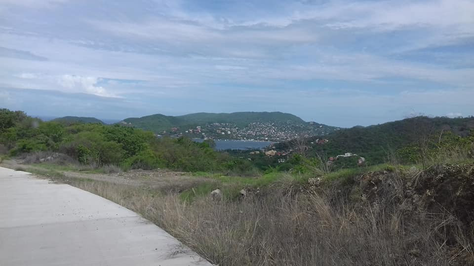 Adquiere éste excelente terreno de 550 MT2, ubicado a un costado de la CARRETERA ESCÉNICA PLAYA LA ROPA, Zihuatanejo, Guerrero, México: PROYECTO DE URBANIZACIÓN EN AVANCE!!!
LOTE 8T, MANZANA 2, ZONA 5
MEDIDAS: 40.26 X 8.27 X 39.20 X 17.20 X 2.37
CON TITULO DE PROPIEDAD, PAGOS DE CATASTRO ACTUALIZADOS.
____________________
Acquire this excellent land lot of 658 M2, located next to the PLAYA LA ROPA SCENIC ROAD, Zihuatanejo, Guerrero, Mexico: SPECTACULAR URBANIZATION PROJECT IN PROGRESS !!!
MEASUREMENTS: 40.26 X 8.27 X 39.20 X 17.20 X 2.37
WITH TITLE OF PROPERTY, UPDATED RIGHTS PAYMENTS.