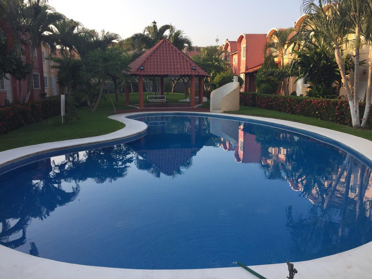 Planta Baja: Estacionamiento para un Automóvil, Sala-Comedor, Cocina, Patio de Servicio, Medio Baño
Planta Alta: Tres Recámaras, Dos con Aire Acondicionado y Baño Completo. Áreas Comunes: Alberca y Jardines. Loseta y Protecciones.
____________________
Ground Floor: Parking for a Car, Living-Dining Room, Kitchen, Service Patio, Half Bath
Upstairs: Three Bedrooms, Two with Air Conditioning and Full Bathroom. Common Areas: Pool and Gardens. Tile and Protections.