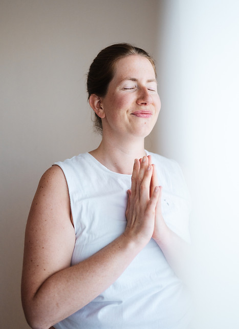 Lebenskunst-Photography-Susi-Blum-Yoga-Lehrerin mit geschlossenen Augen in Meditationshaltung