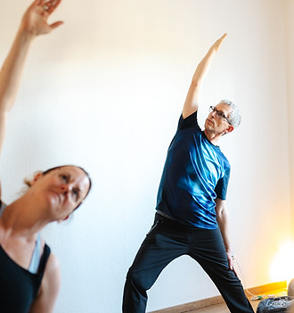 Lebenskunst-Fotografie-Business-2025-Trier-Susi Blum-Mann und Frau in Seitneigung während Yoga-Kurs