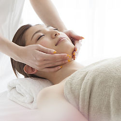 Basis gelaatsverzorging bij Skin & Body Therapie te Merelbeke- een verzorgende gelaatsbehandeling bij Skin & Body Therapie te Merelbeke- je huid verzorgen bij Skin & Body Therapie te Merelbeke- Gent- Gentbrugge- Melle- Gavere- verwennen van je huid- geef je huid de natuurlijke verzorging die ze verdient bij skin & body Therapie- straal met bio &n vegan behandelingen- organisch en natuurlijke behandelingen zonde chemische stoffen