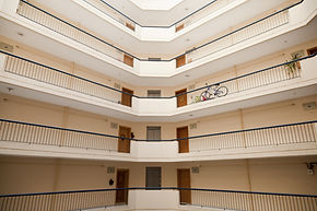 Interior de um prédio de apartamentos