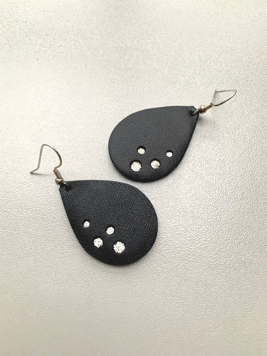 oorbel in geitenleer