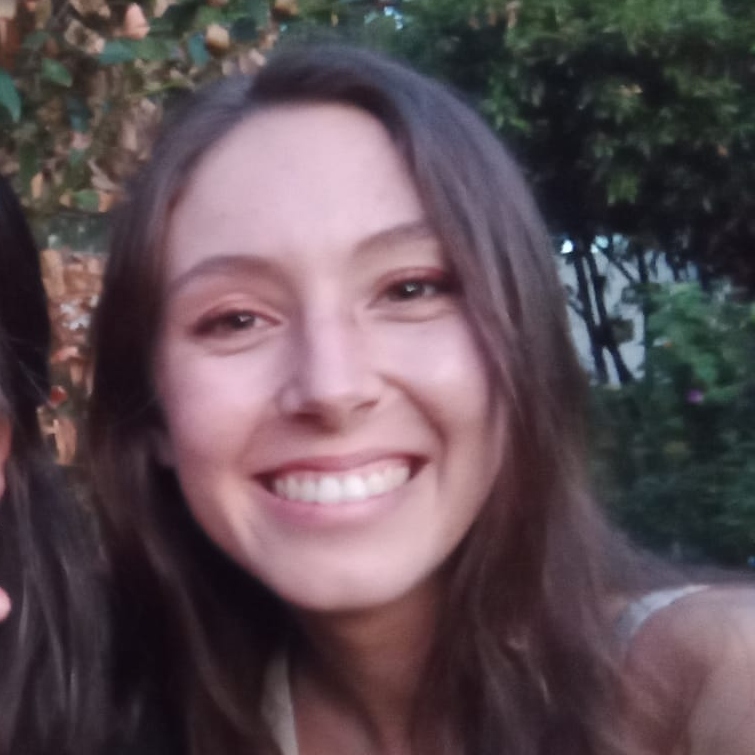 Mi búsqueda de armonía interna y externa me fue conduciendo a la CNV. La conocí durante la formación en Gestalt Coach en casagestalt y decidí anotarme en el curso Básico de CNV con Ronnie y luego al curso de empatía. Empecé a asistir al círculo de empatía y a los talleres del Festival. Participé como colaboradora y ángel de empatía junto a Jacqueline Fernández y Ayalen Peréz en la edición de noviembre 2022 del Festival. Actualmente estoy aprendiendo también con Rodrigo Suárez y Alan Said. E iniciando el camino de cofacilitar con Jacqueline Fernandez. Integro la CNV en mis sesiones de Gestalt Coaching individual y me interesa especialmente el vínculo entre CNV y educación. Este interés orienta mis elecciones como estudiante de la Licenciatura en Psicología (Udelar) y del Diplomado en Inclusión Educativa (Mvd Psi - MEC).