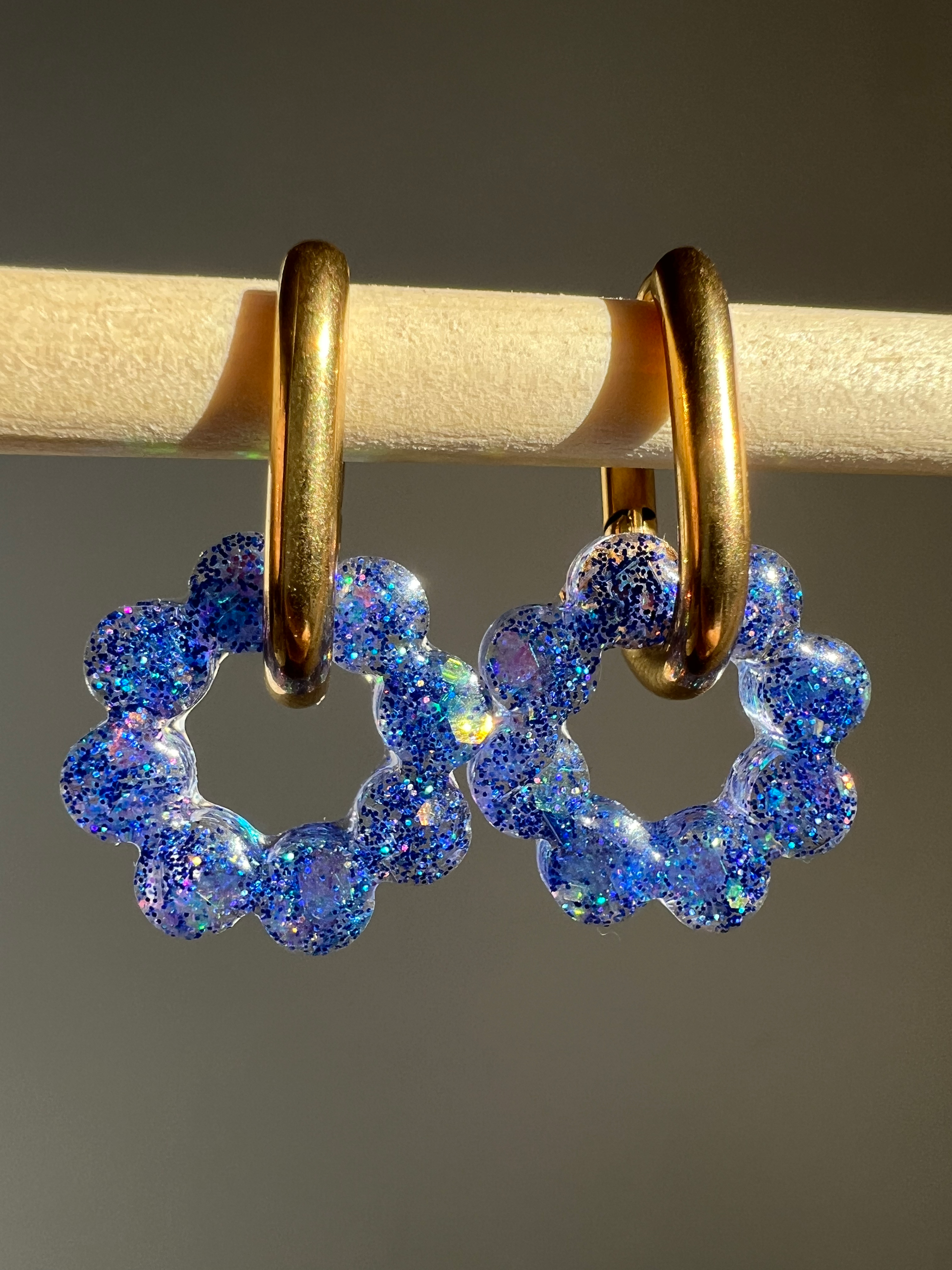 Fleurs bleues pailletées 