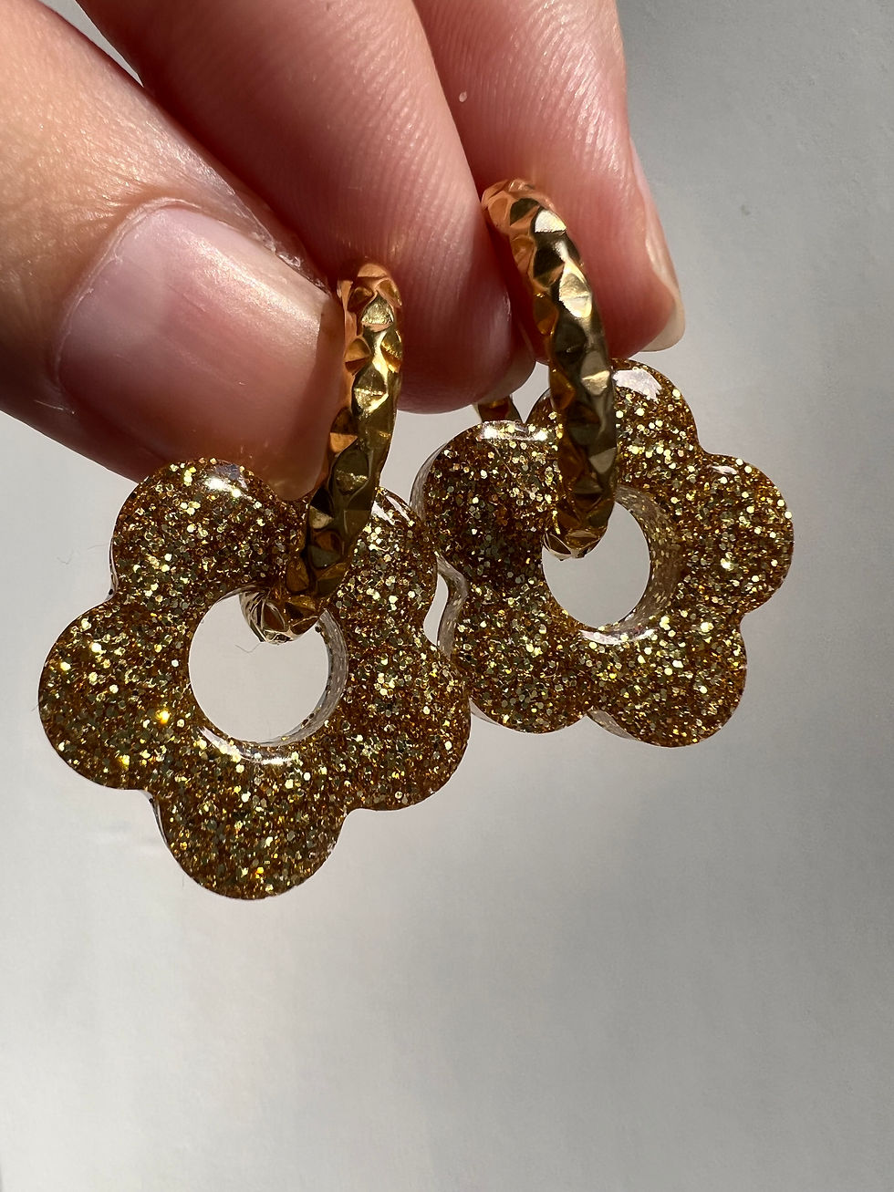 Pampilles fleurs dorées paillettes