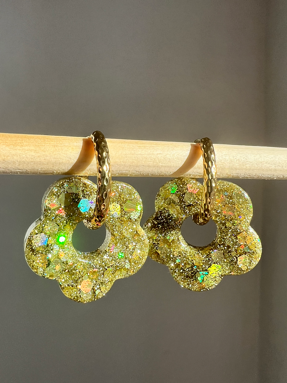 Grandes fleurs dorées pailletées