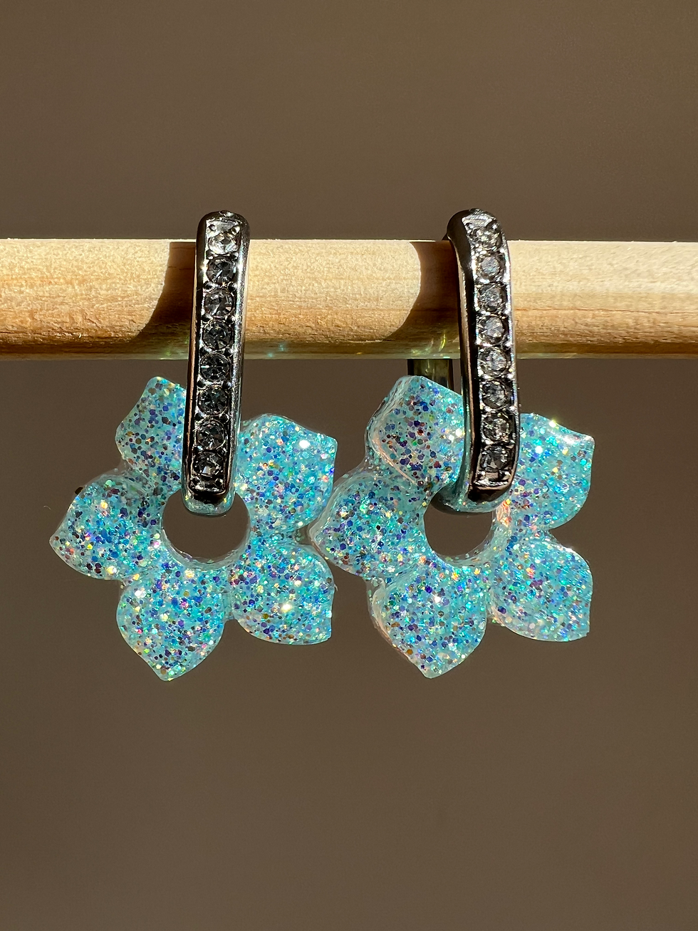 Fleurs bleu ciel pailletées