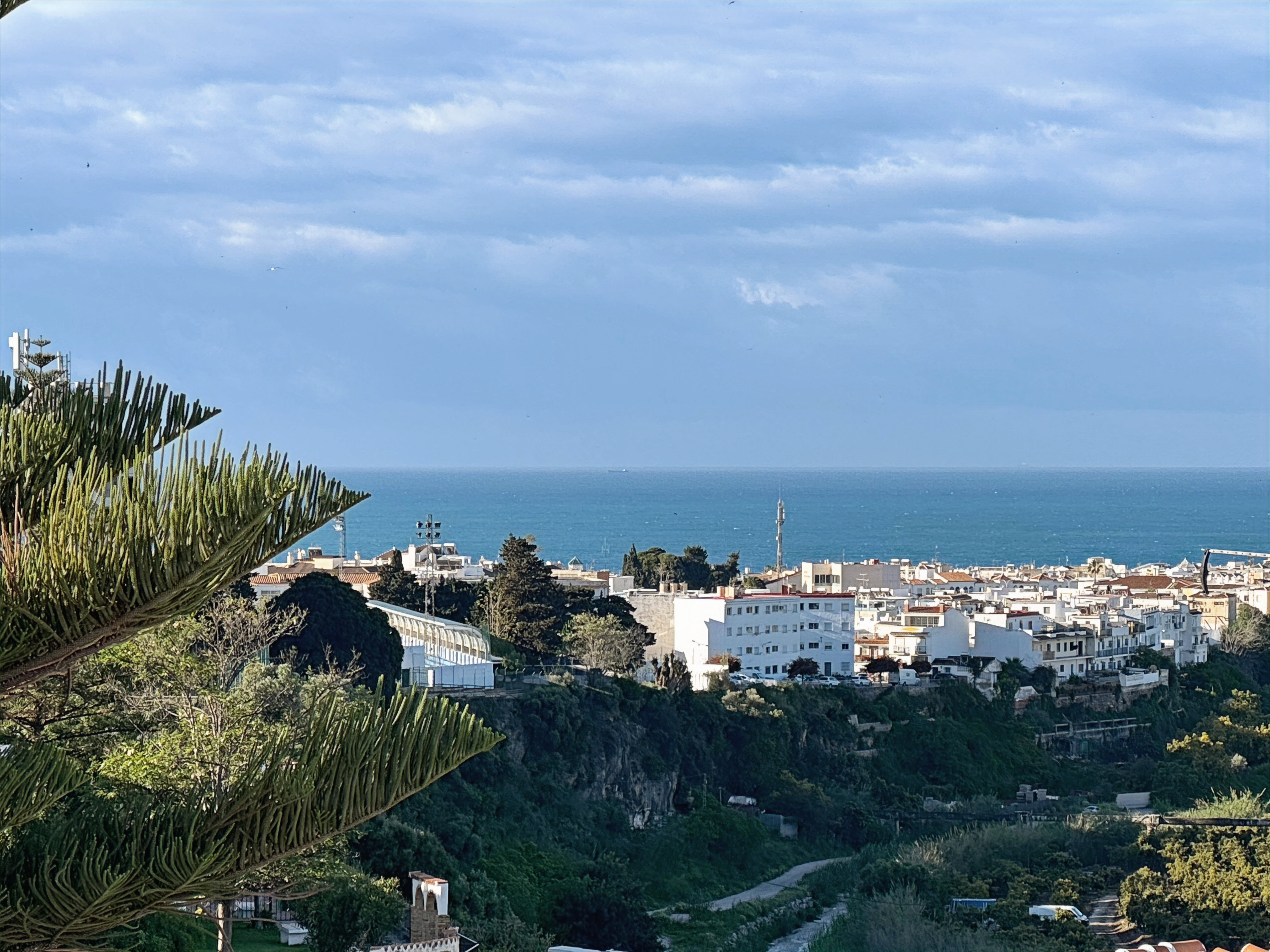 Nerja på våren 2025 påskveckan april. Utsikt över Nerja stad och medelhavet