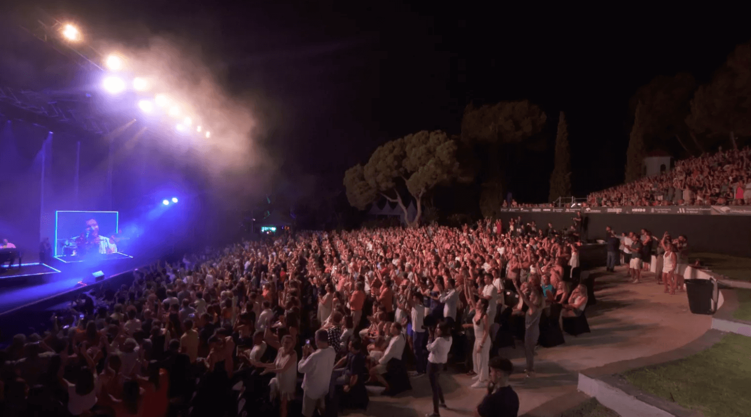 Människor som ser på festivalen för dans och musik i Nerjagrottornas trädgård