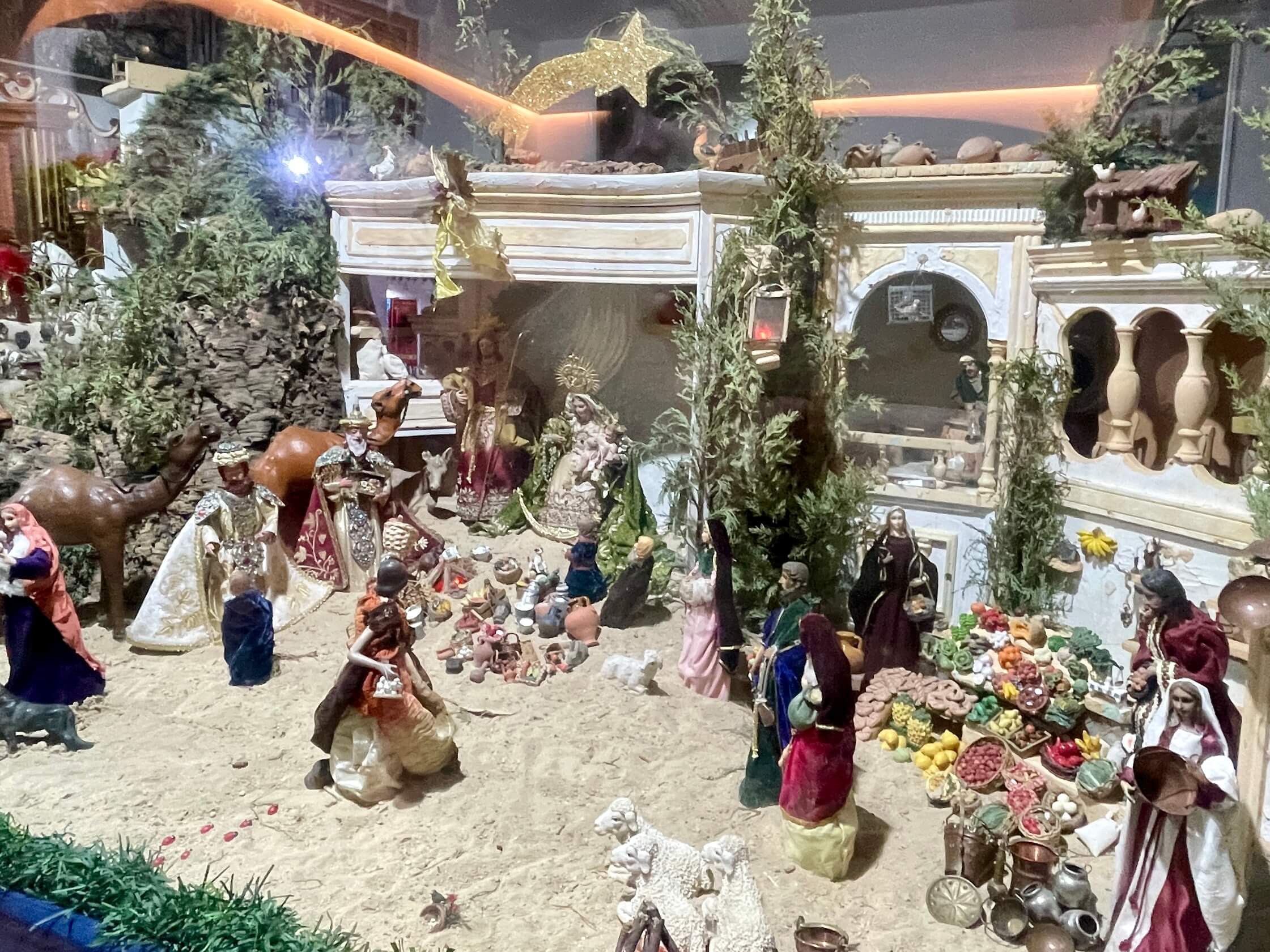 Julkrubba i ett skyltfönster från turistkontoret under jul i Nerja