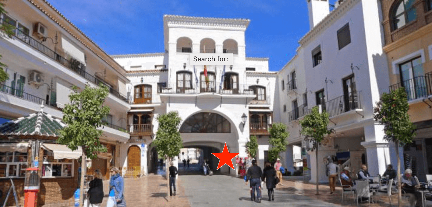 Kommunhuset i Nerja med utmärkt stjärna för kontoret för utlänningar där du ansöker om NIE-nummer i Nerja