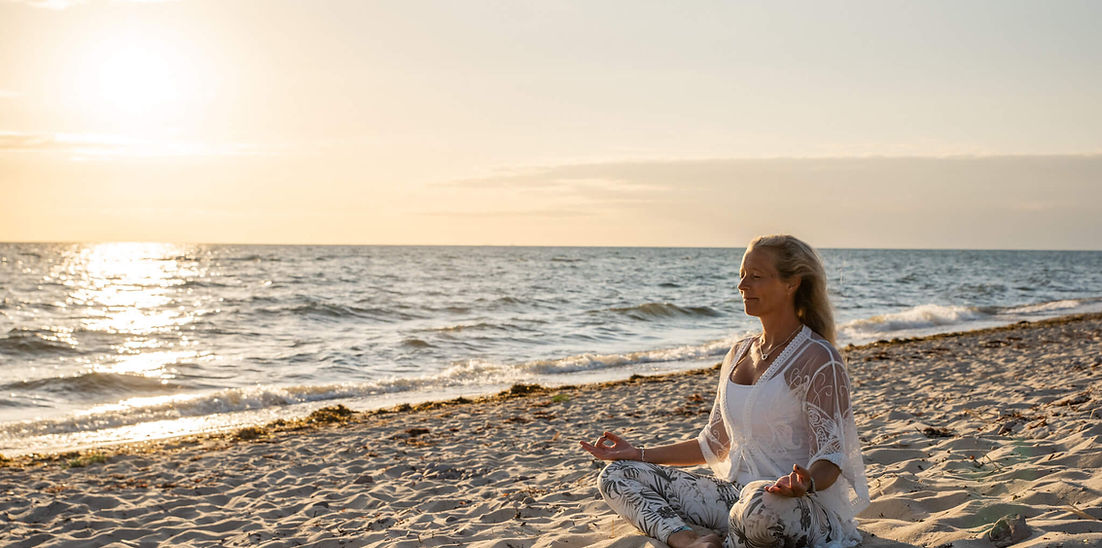 Yoga på strand på Öland i solnedgång
