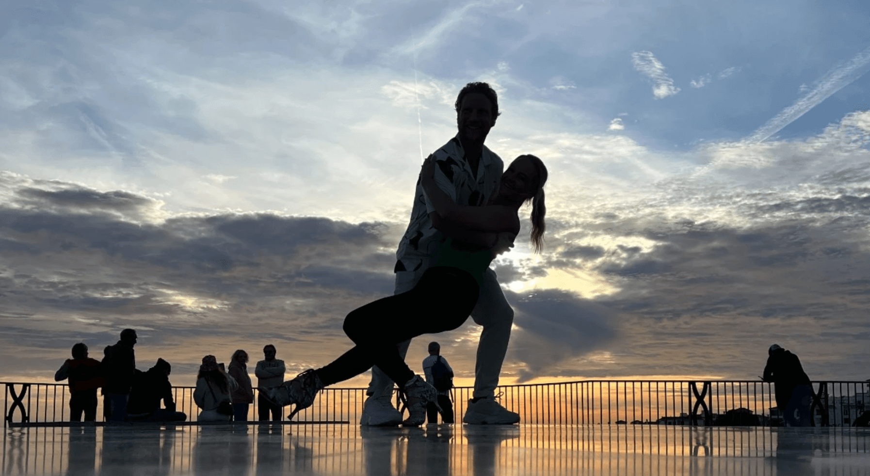 Marie-Michelle och Martin dansar salsa på Balcon de Europa