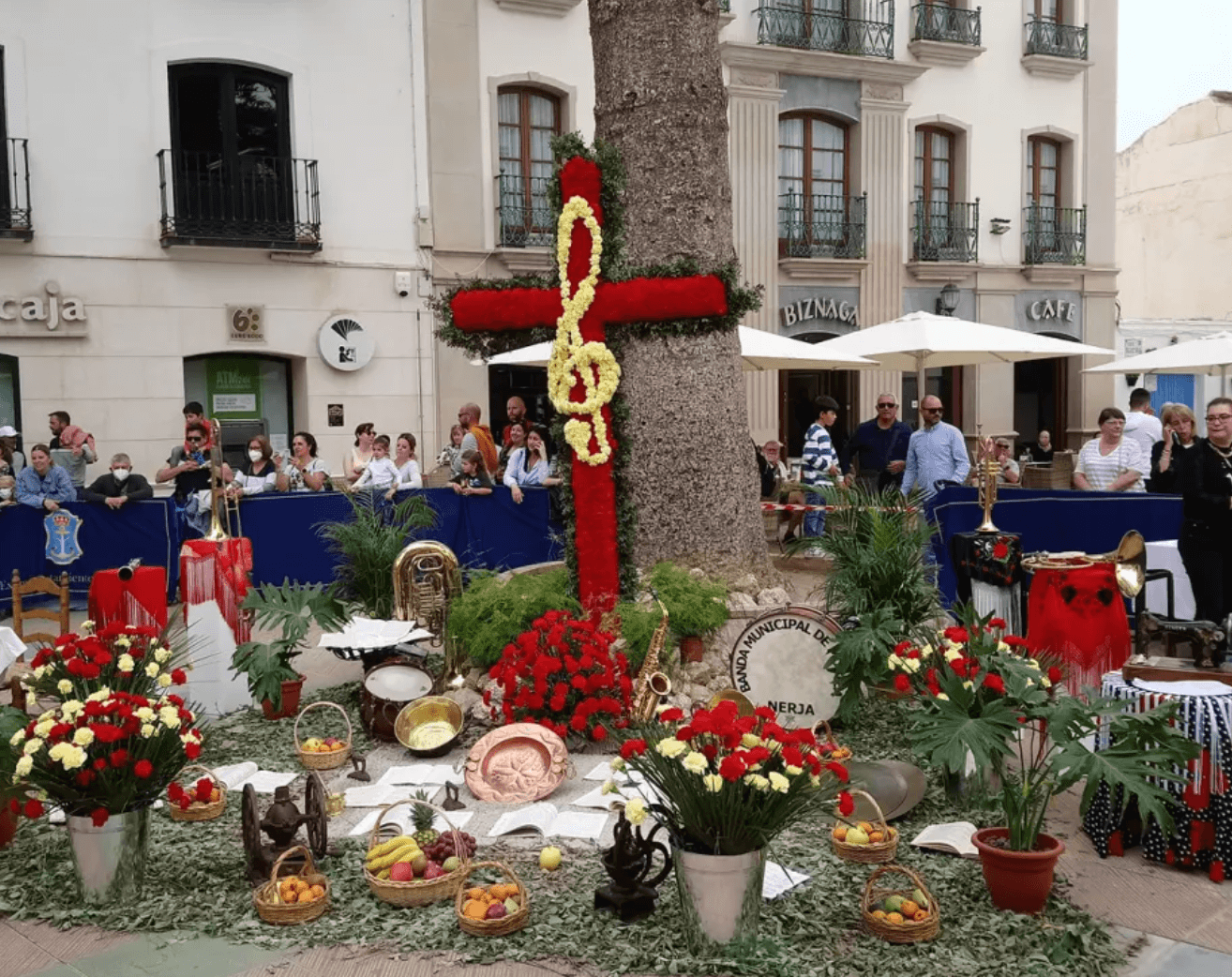 Cruses de Mayo i Nerja, ett utsmyckat kors på torget framför kyrkan