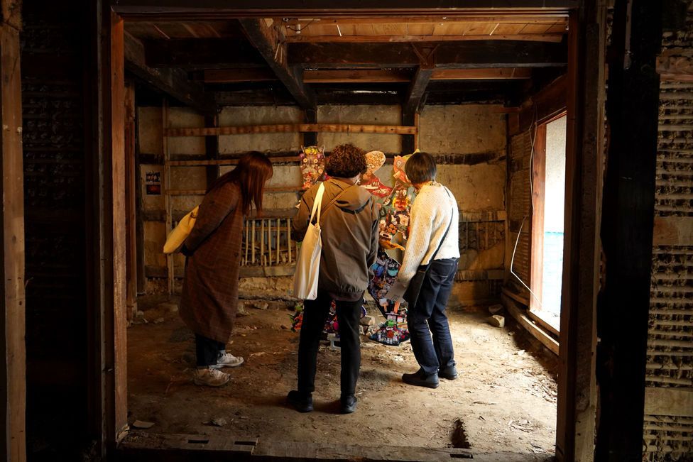 Exhibition documentation of News From Home – Yunotsu, a multimedia residency project in Japan. The installation combines digital imagery, video, and sound. It explores how places accumulate traces over time.