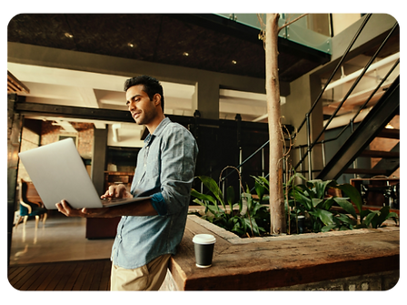 um homem de aparencia feliz e tranquila enquanto utiliza o celular para aprovar documentos