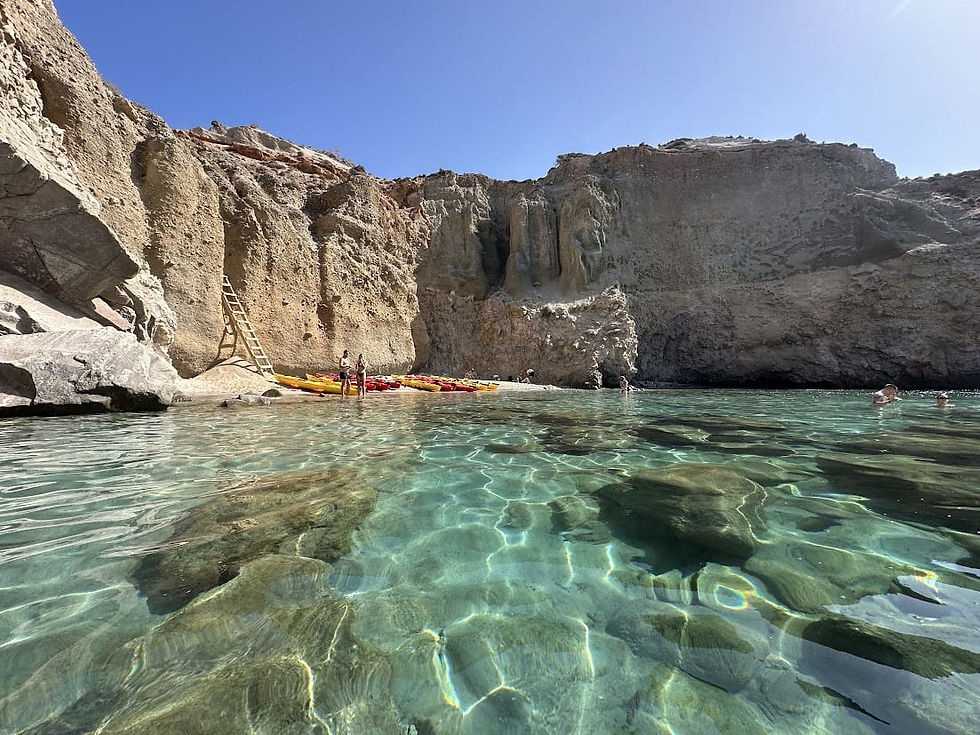 plage de Tsigrado à Milos