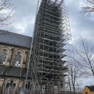 Modulgerüste mit Aufzugslösung und Treppenturm