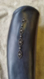 Nahkasaappaan koristelu