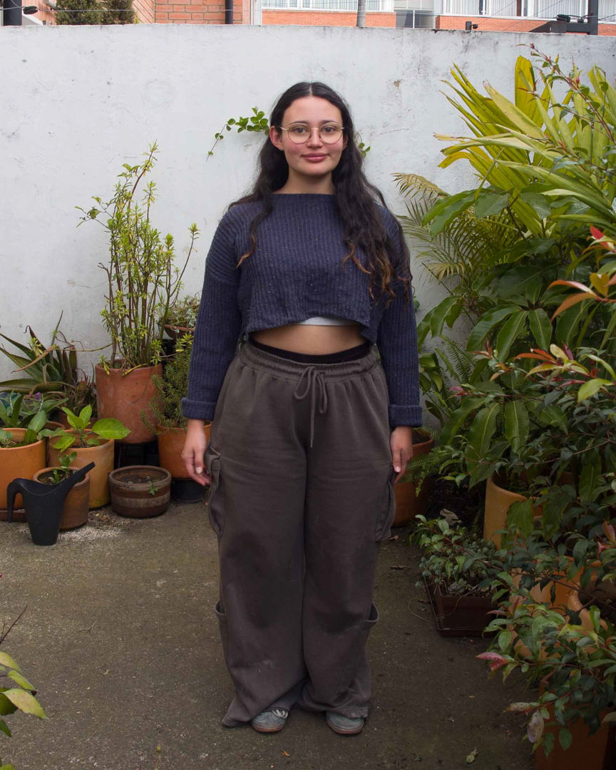 Sandra Lesmes Cárdenas (Colombia) es artista transmedia, performer y curadora que se desempeña en pintura, dibujo, modelado cerámico, silicona e instalación audiovisual. Realizará su residencia en Cada Cosa Cerámica, Quiasmo Taller-Galería, Salvaje y Taller María José Franco.
