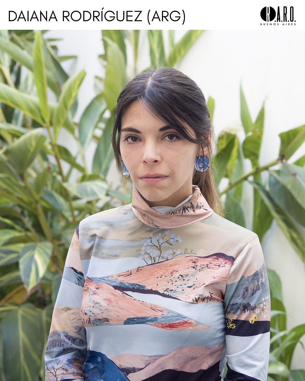 ⚡ Daina Rodríguez (Argentina) Daina es una artista argentina que explora la fotografía como un umbral inestable entre territorio, ficción y percepción, construyendo geografías especulativas. Su práctica anclada en el acto de caminar busca transformar espacios a través de la luz y la intervención. Estará en los talleres de La Pileta y Espacio Acoyte.