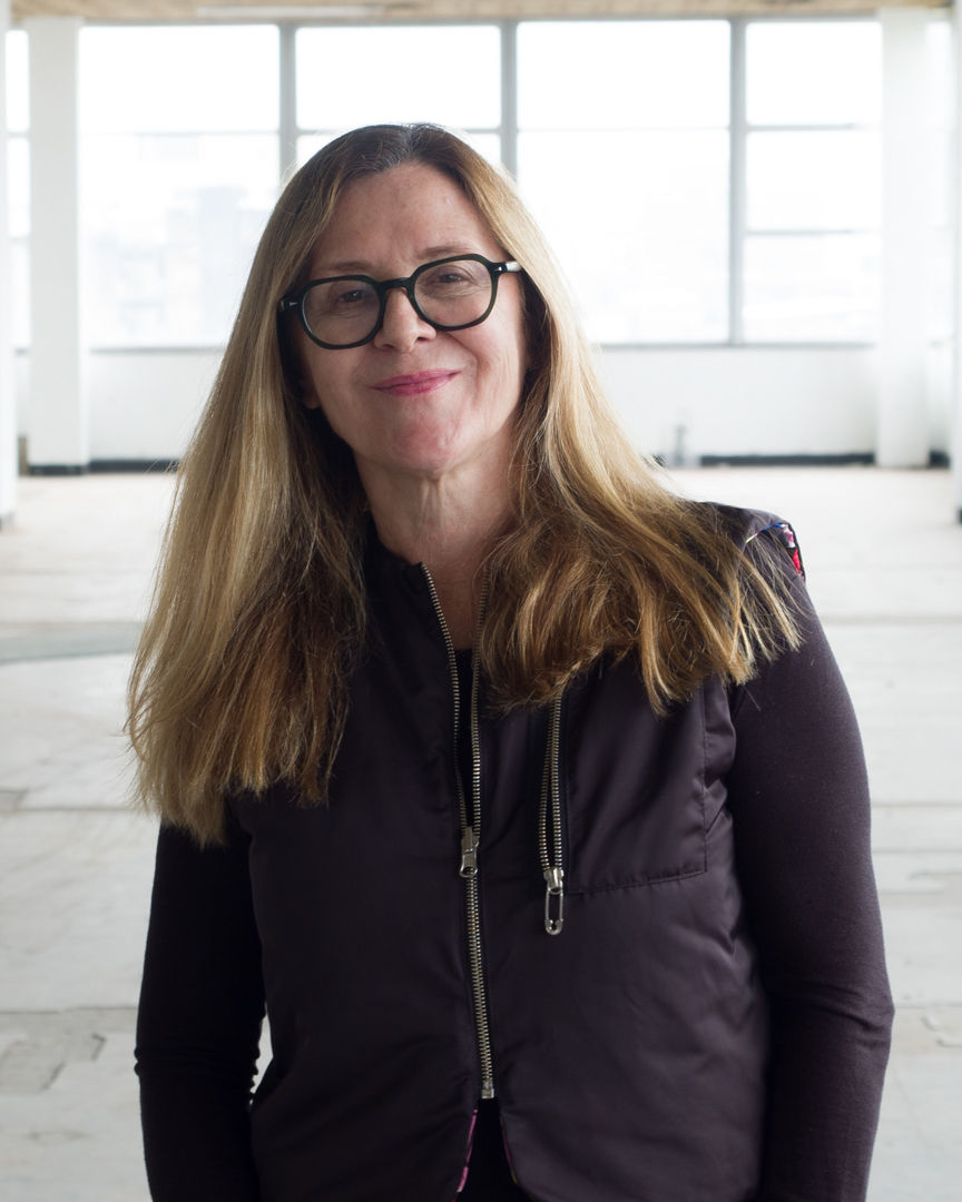 Ana Mattioli (Argentina) es una artista visual cuya práctica integra la pintura, la escultura, la cerámica y la escritura para explorar lo autobiográfico y lo cotidiano desde la fragilidad y el humor. Con una sólida formación en clínica de obra junto a Diana Aisenberg y tras publicar su libro Ana en Diana (2024), su trabajo se centra en el cruce entre la imagen y la palabra.