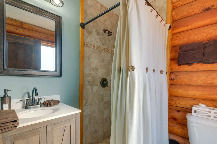 Log home in Southern Utah bathroom