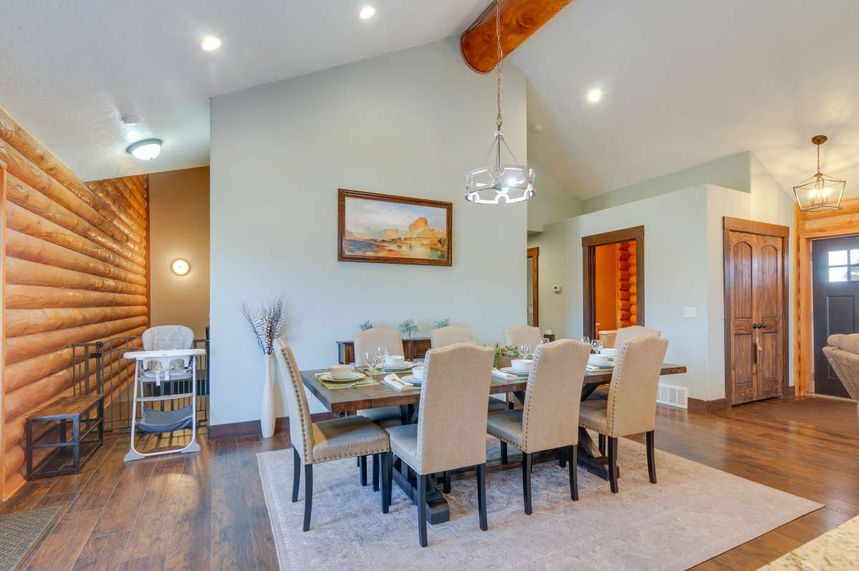 Log home in Southern Utah dining room