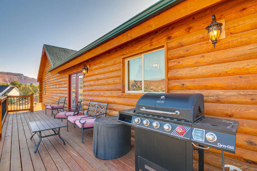 Log home in Southern Utah with deck and grill