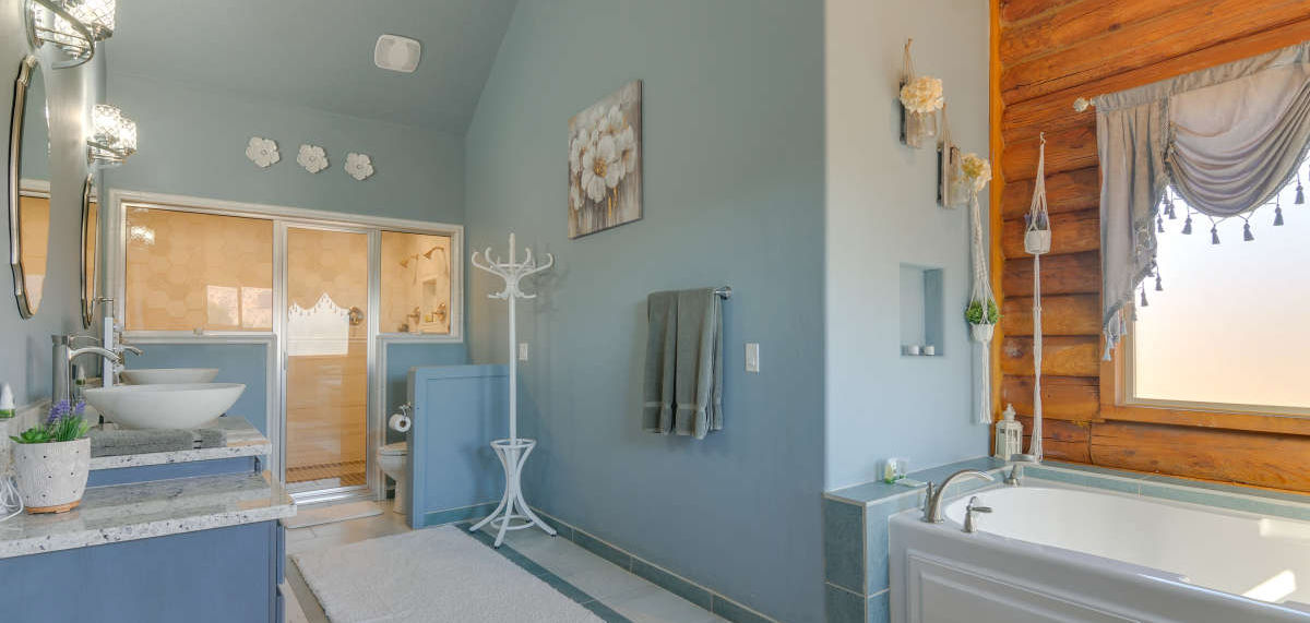 Log home in Southern Utah with jacuzzi tub and steam shower