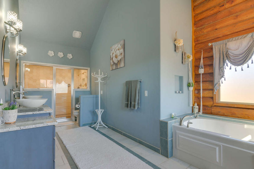 Log home in Southern Utah with jacuzzi tub and steam shower