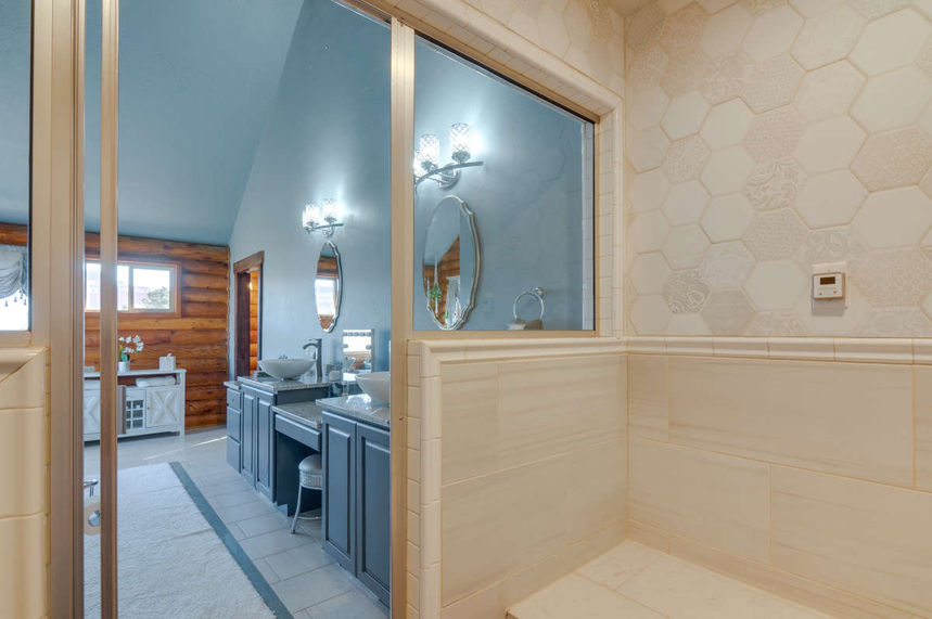 Steam room dual shower heads in log home