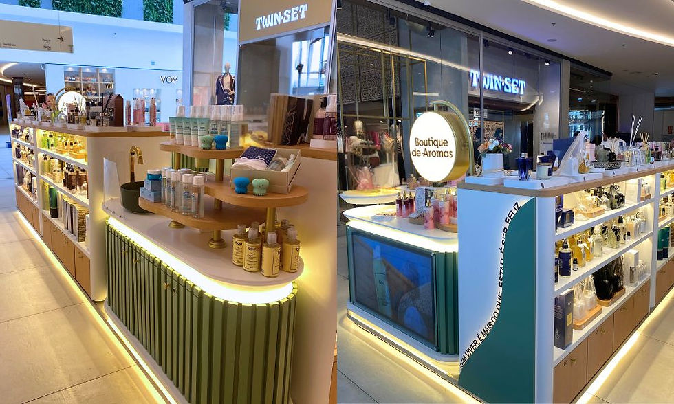 Quiosque comercial de perfumaria e cosméticos em shopping center com design moderno, iluminação em LED embutida, exposição estratégica de perfumes e produtos de beleza, balcão sofisticado com acabamento premium e projeto arquitetônico otimizado para aumentar vendas e atrair clientes no varejo.
