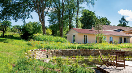 Außenansicht der Praxis mit Park