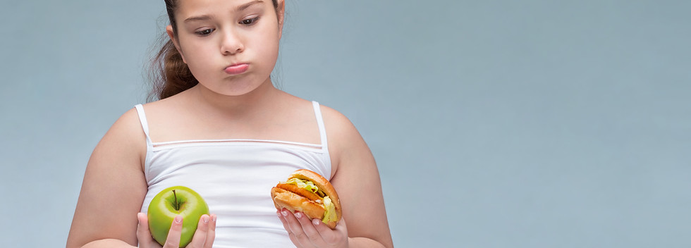 Criança obesa com uma fruta na mão e um hambúrger na outra