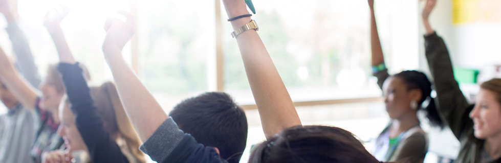 Gli studenti adolescenti che solleva le