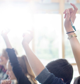 Teenage Studenti zdvižením ruky