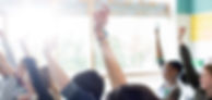 Les élèves adolescents à main levée