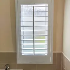 Small shutter with open louvres