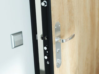 Porte blindée A2P vs Porte de grande surface: quelles différences ?