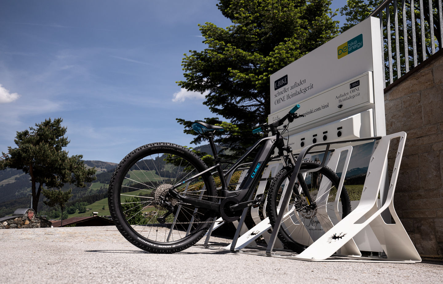 hotel Design Fahrradständer mit ebike ladestation und branding 