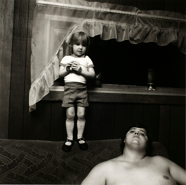 Quasi a dimostrare in quale sottospecie di uomo mi fossi trasformato, cominciai a piangere.
Mio padre guardò dritto davanti a sé, e capii che stava pensando al funerale. Non aveva versato una lacrima per tutta la messa, e neppure io lo avevo fatto, ma quando lo avevo accompagnato in macchina al cimitero qualcosa dentro di me si era spezzato.
