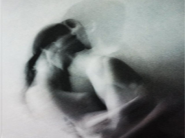A volte è così che mi arrivano le storie: attraverso la sua voce. "Lascia che ti racconti una storia" mi diceva, una volta, due volte o forse tre. Capita più spesso, per, che io vada a caccia di fantasmi: una cosa che posso fare senza mai uscire di casa. Come loro infestano la nostra terra, così facciamo noi con la loro.