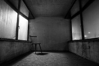 E così: quando arriva la mattina dell'interrogatorio - tu non dormi da tre o quattro giorni, e stai in piedi per scommessa -, tutti si prodigano per darti consigli, per sostenerti. Qualcuno che ce l'ha ti presta addirittura una camicia o una giacca. Poi vieni portato nell'auletta del carcere dove si svolgono le udienze; ti fanno sedere e tu non sai nemmeno bene come sei arrivato lì. Ti guardi intorno.
