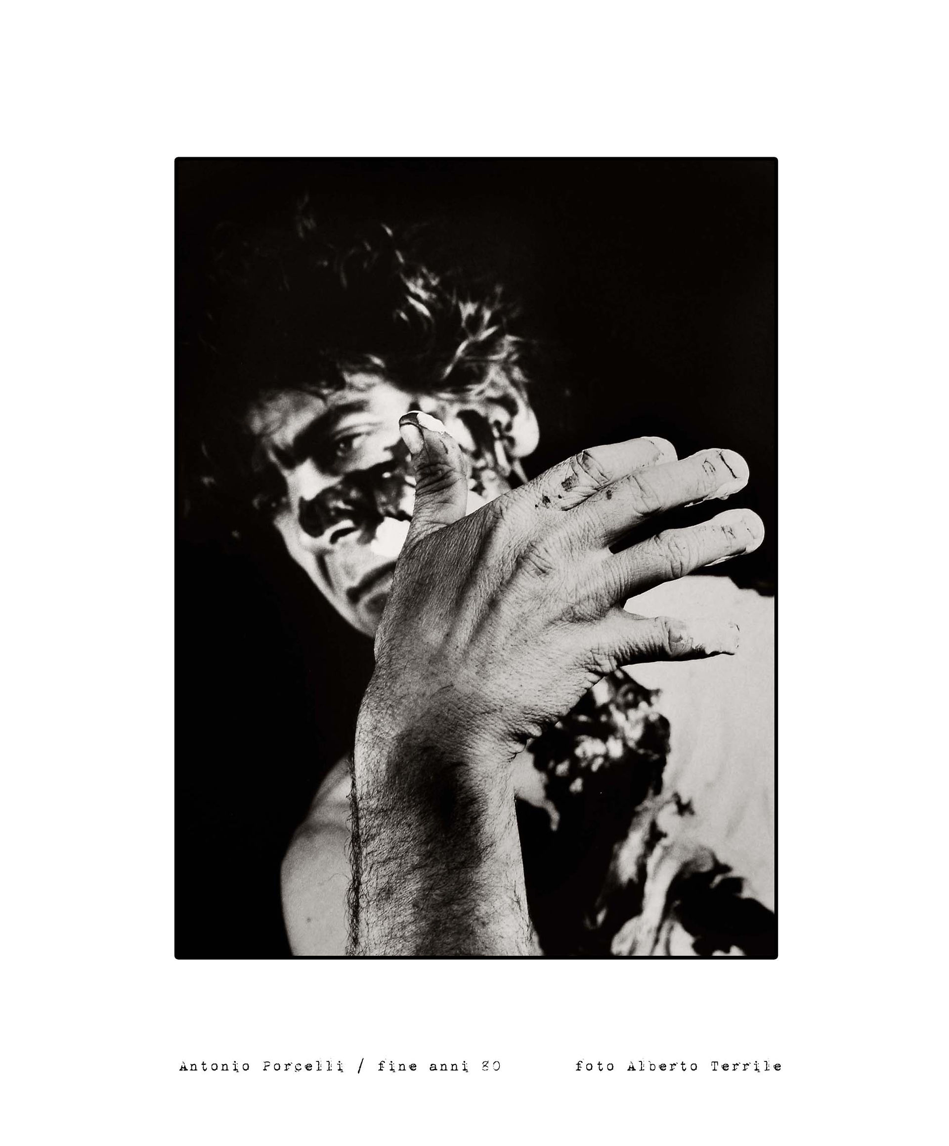 Quando si inizia ad aspettarla la morte, quando si inizia a parlare da soli nel vuoto dei giorni, quando si apre ogni notte l'altra metà del letto per rispettare la memoria del proprio caro defunto, quando i figli crescono e tempo da dedicare ai propri vecchi non ne hanno più, quando anche il corpo, nonostante i mille lavaggi nell'arco di una giornata, puzza sempre di piscio e di vita che se ne va.