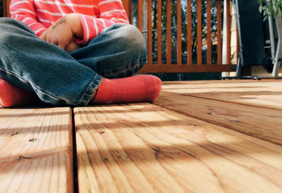 Fu l'anno scorso. Da allora sono cambiate parecchie cose, penso, mentre con il cucchiaino, che ha un'estremità molto sottile, stacco la polpa dalla buccia. Da allora la mamma si è risposata, il babbo si è trasferito in California, e io ho smesso di parlare.