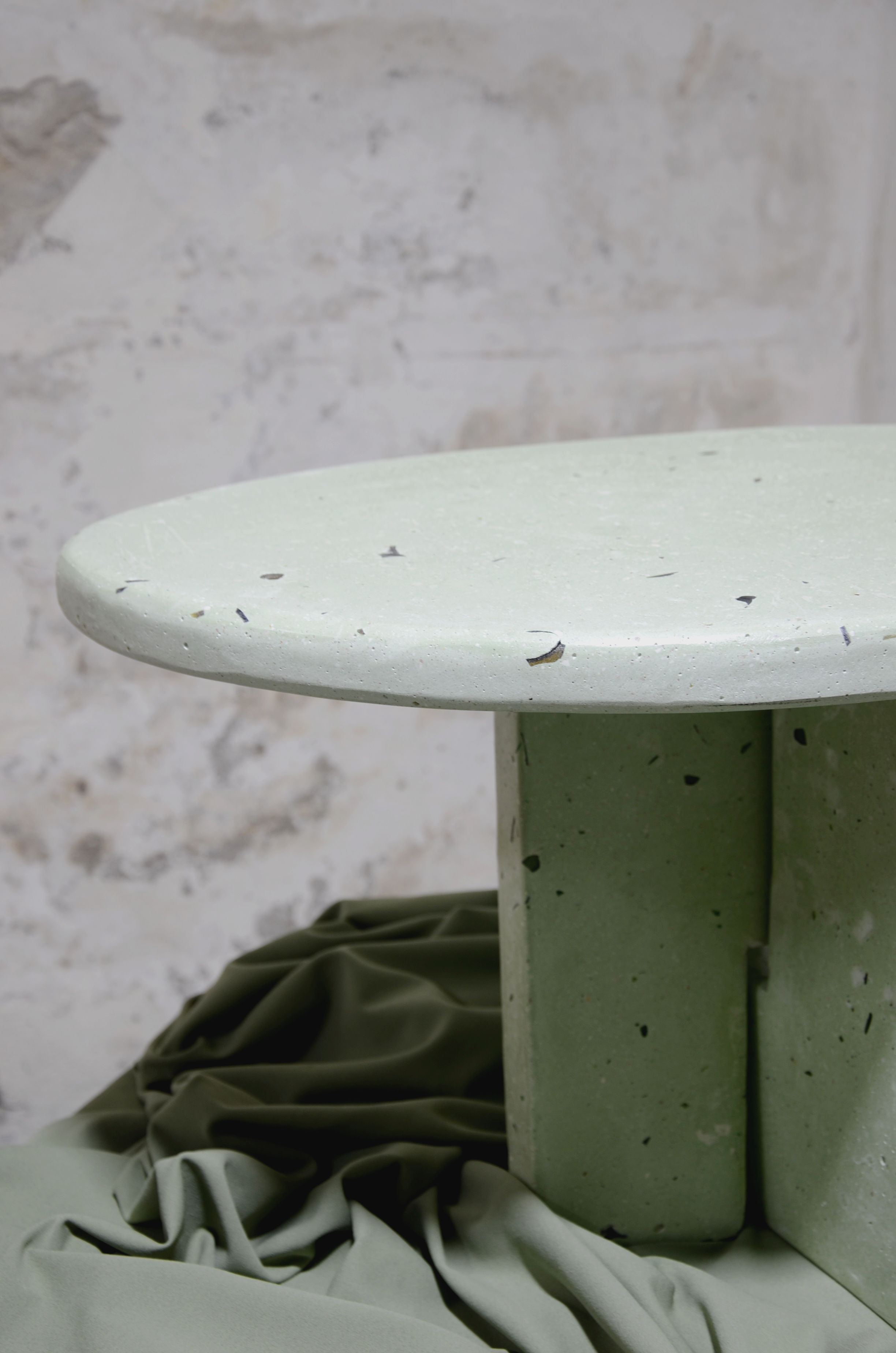 Mesa Artesanal de Cemento y Terrazo Reciclado. Decoración con material reciclado