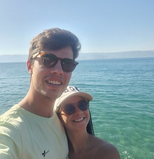 Gustavo e Alana in front of the sea